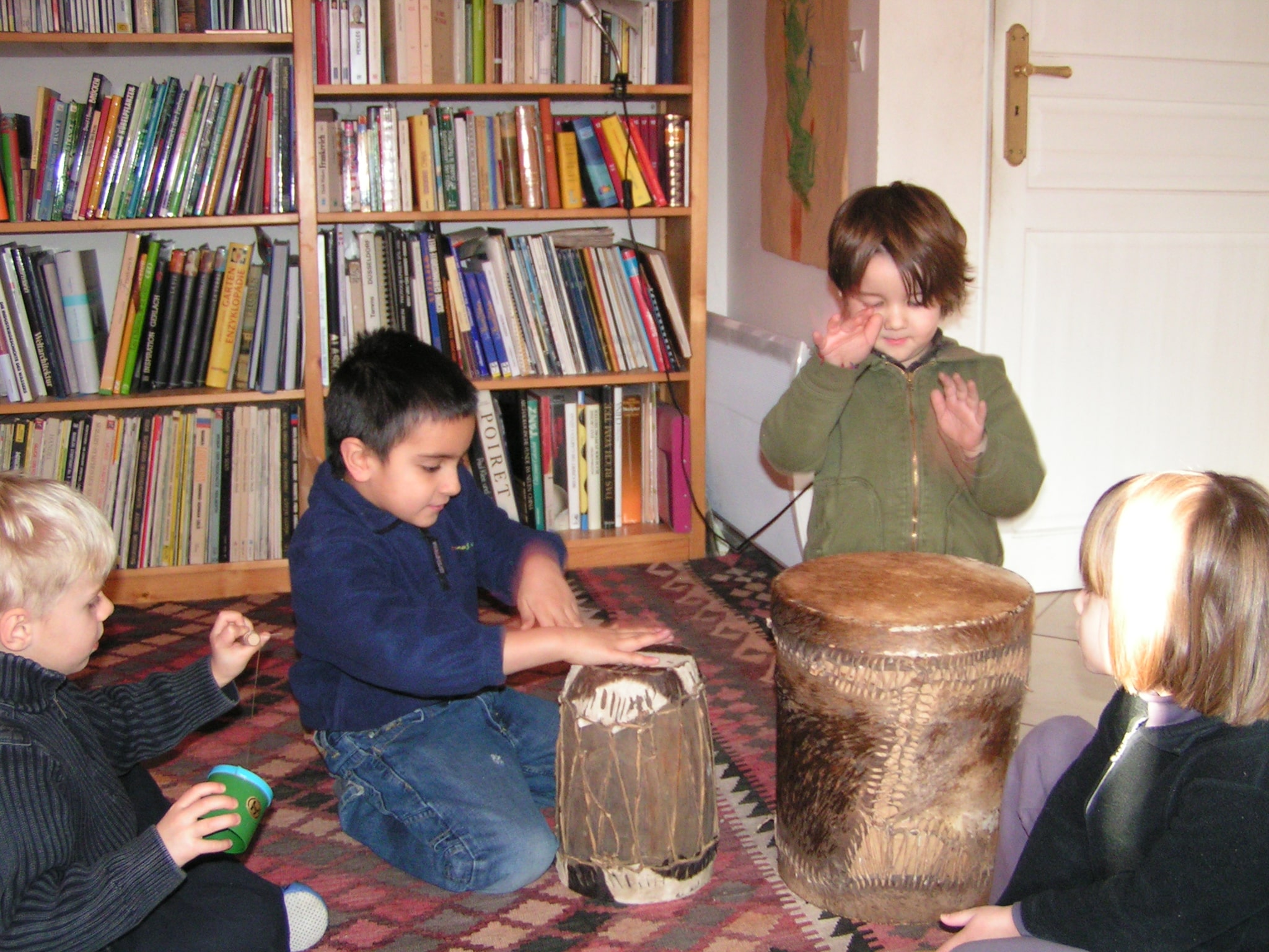 enfants jouant de la musique en groupe 