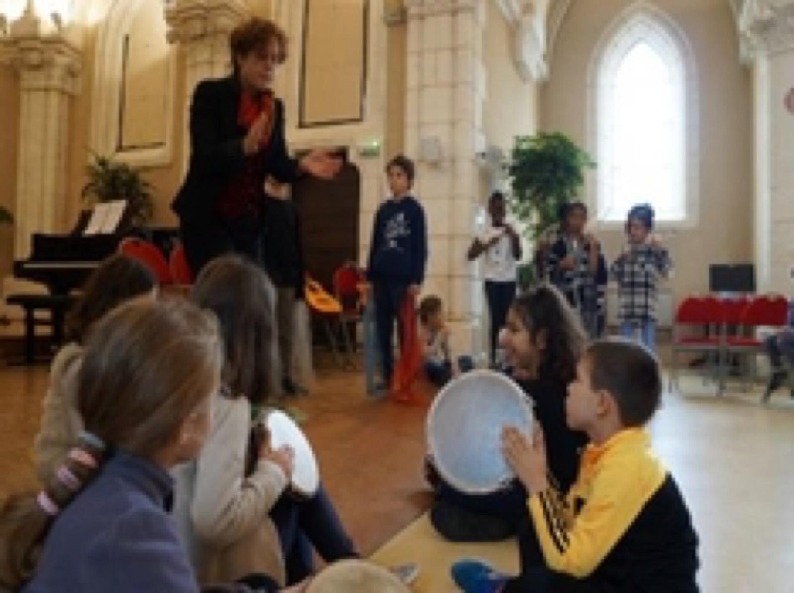 Atelier d'enfants dans une salle aux grandes fenêtres