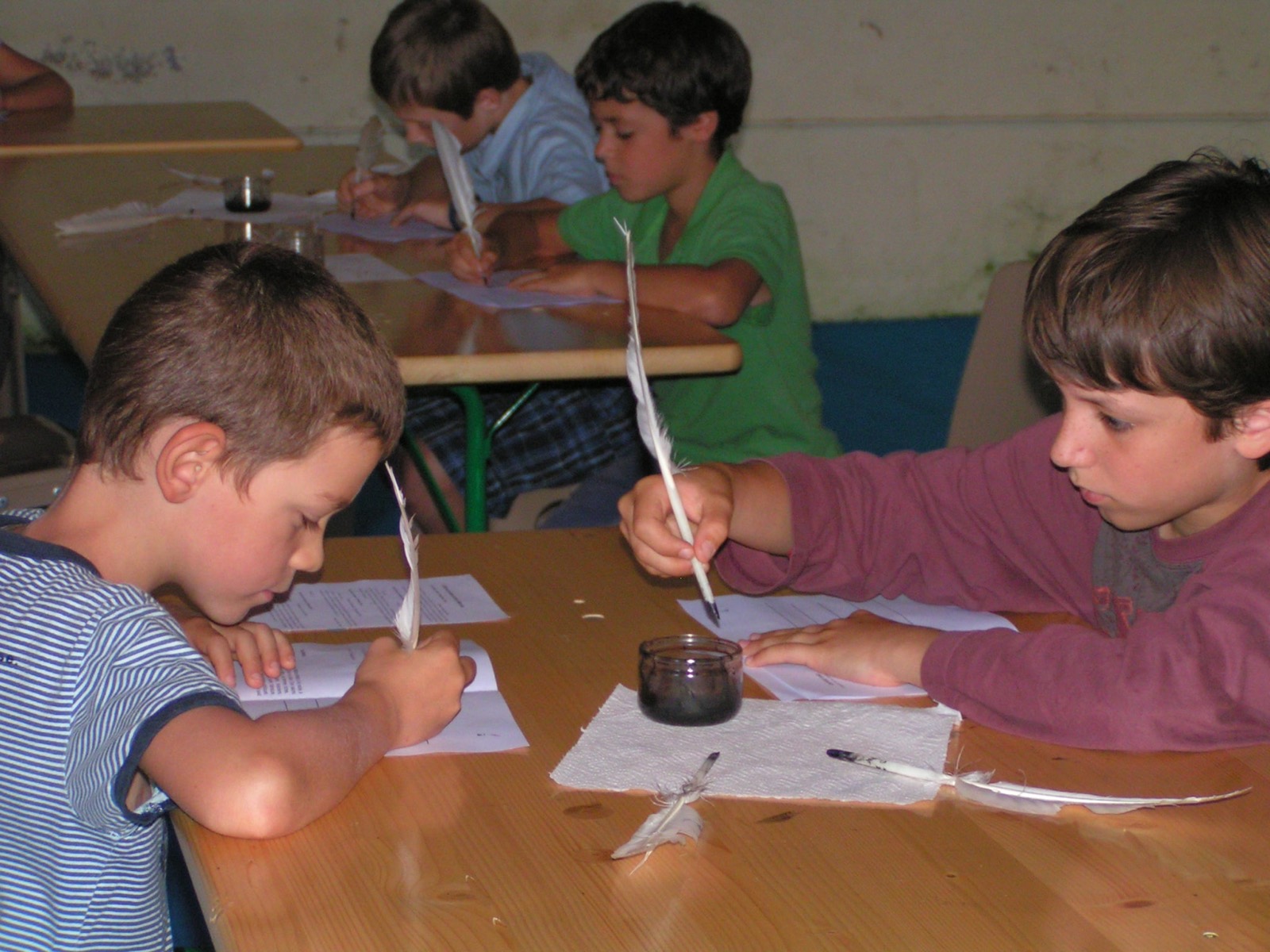 Des enfants écrivent leur propre partition à la plume